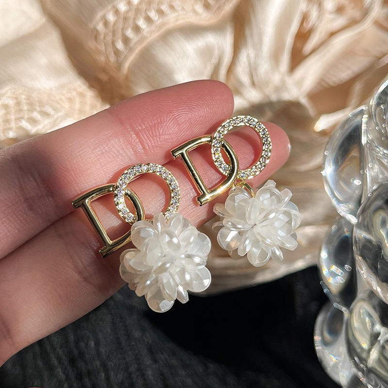 Ashion Strass Ohrringe in Goldfarbe mit Buchstaben „D“ und Perlenanhänger – für Damen und Mädels, Koreanischer Trend (Elegante Geschenkbox inklusive)