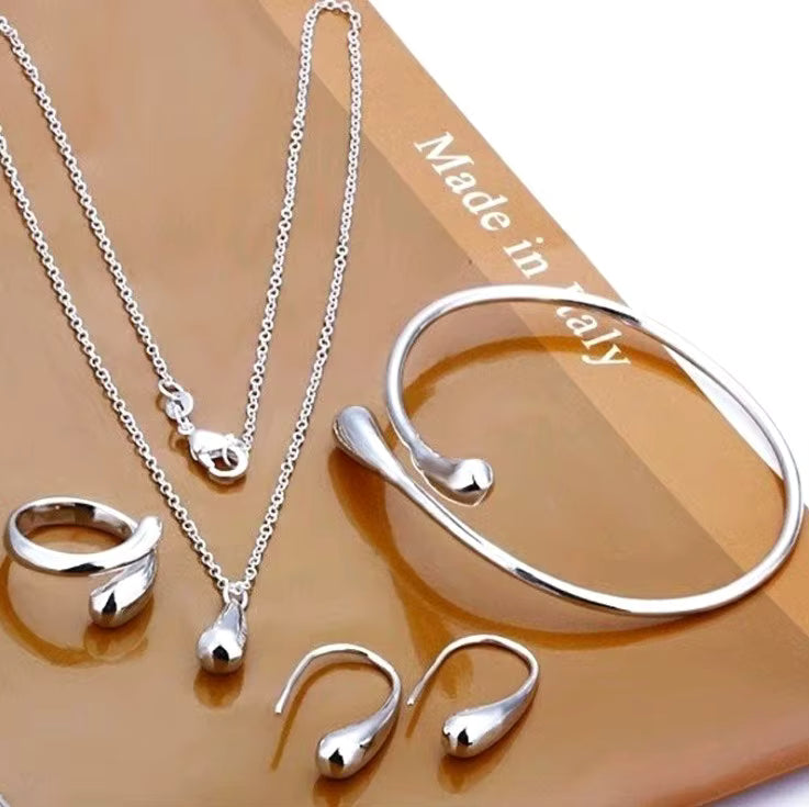 Neue Mode Damen Schmuckset 4-teilig in Elegante Geschenkbox – Silberfarbenes Set mit Halskette, Ohrringen, gedrehtem Ring und Armreif, vergoldet – Elegantes Schmuckset für Frauen