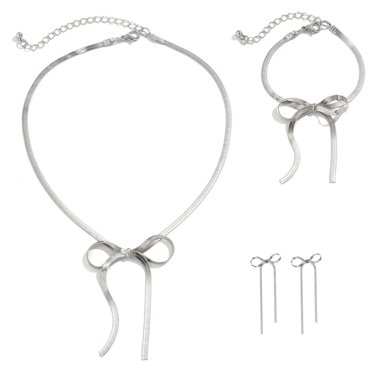 Trendiges Schlangenketten-Set aus Edelstahl in eleganter Box, vergoldet, bestehend aus Halskette, Armband und Ohrringen. Damen-Schmuck im Balletcore-Stil mit Schleifen-Ohrringen.