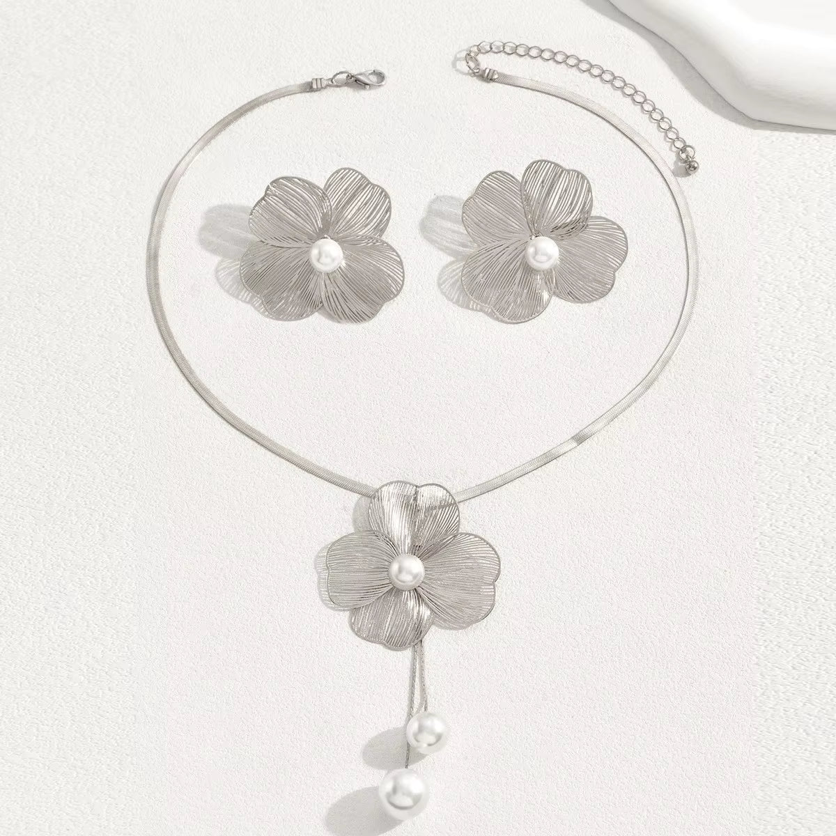 2025 Fashion Blumen Schmuckset – Halskette & Ohrringe (in eleganter Geschenkbox)