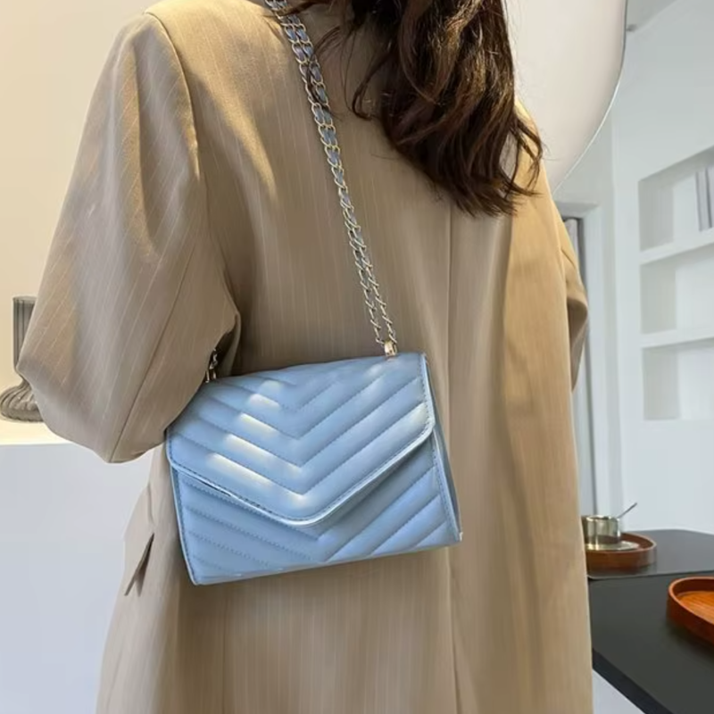 Designer Damen Handtasche – Crossbody Bag mit Kettenklappe